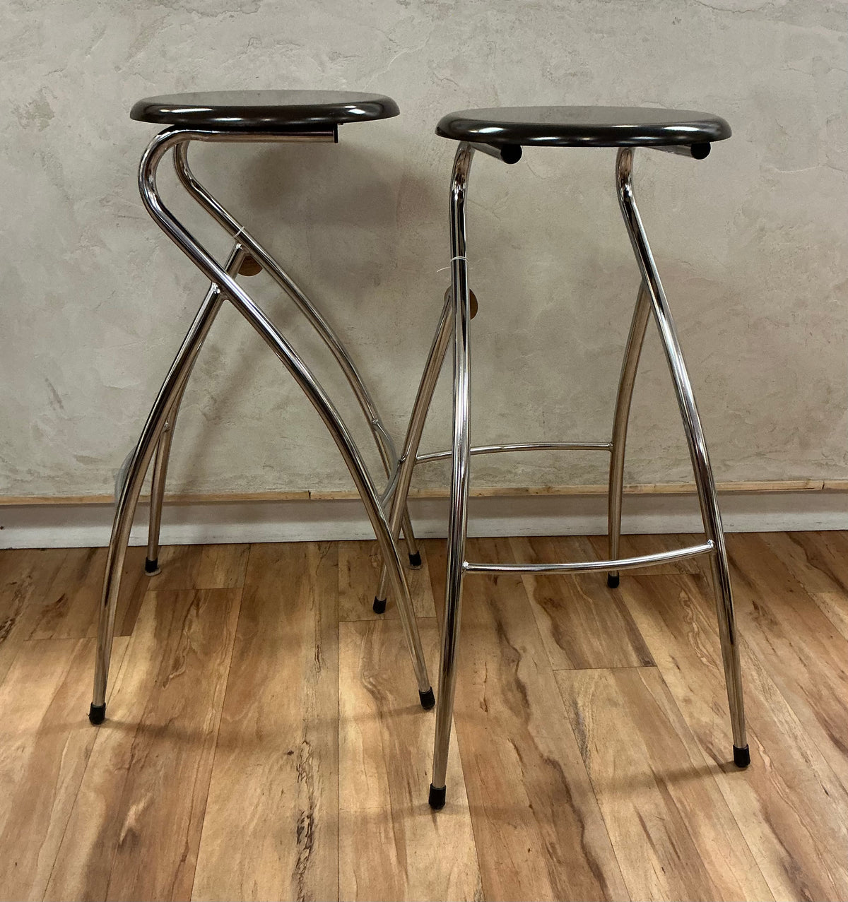Circa 90s Metal Frame & Brown
Top Architectural
Curved Bar Stools