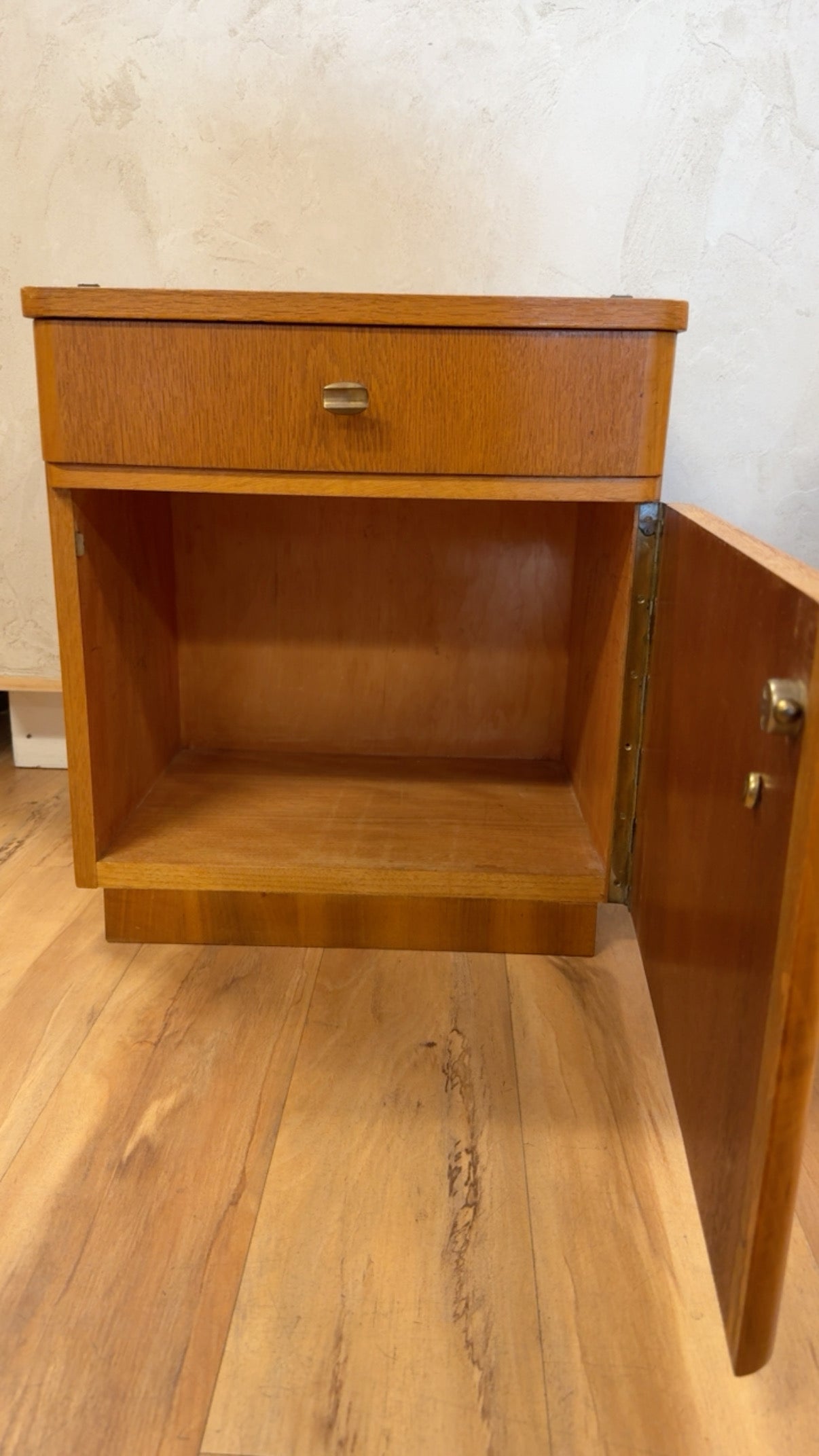 Mid-Century Modern Art Deco-Style Maple Wood Nightstands – Set of 2