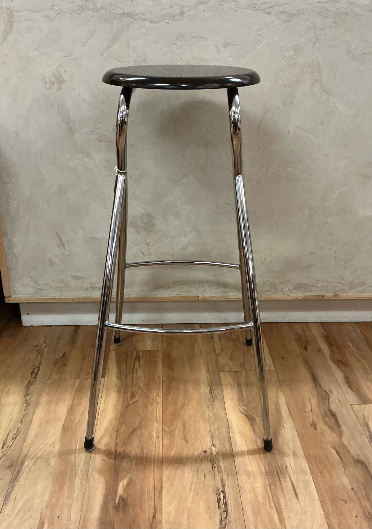 Circa 90s Metal Frame & Brown
Top Architectural
Curved Bar Stools