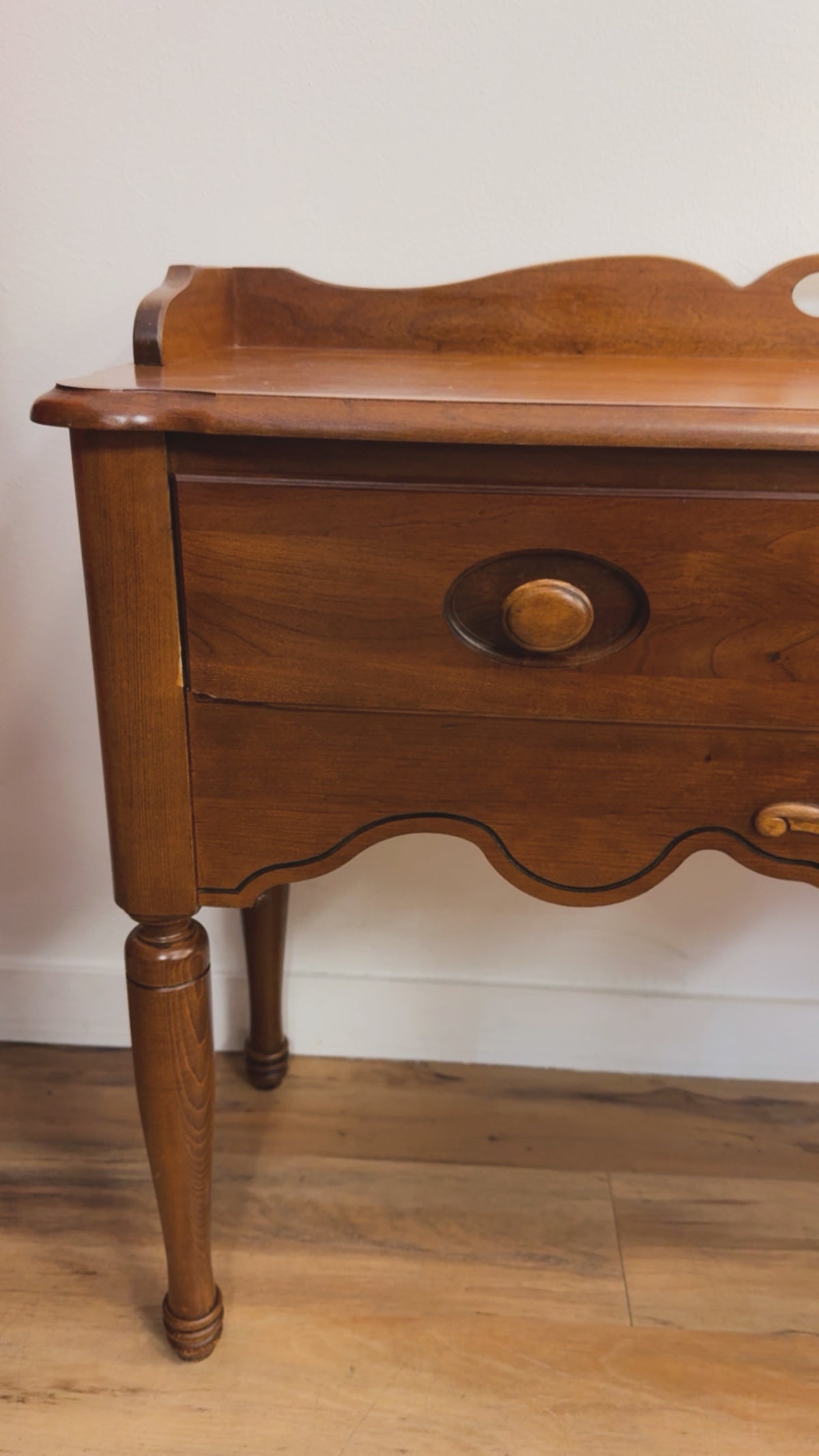 VINTAGE AMERICAN COLONIAL REVIVAL WOODEN CONSOLE TABLE