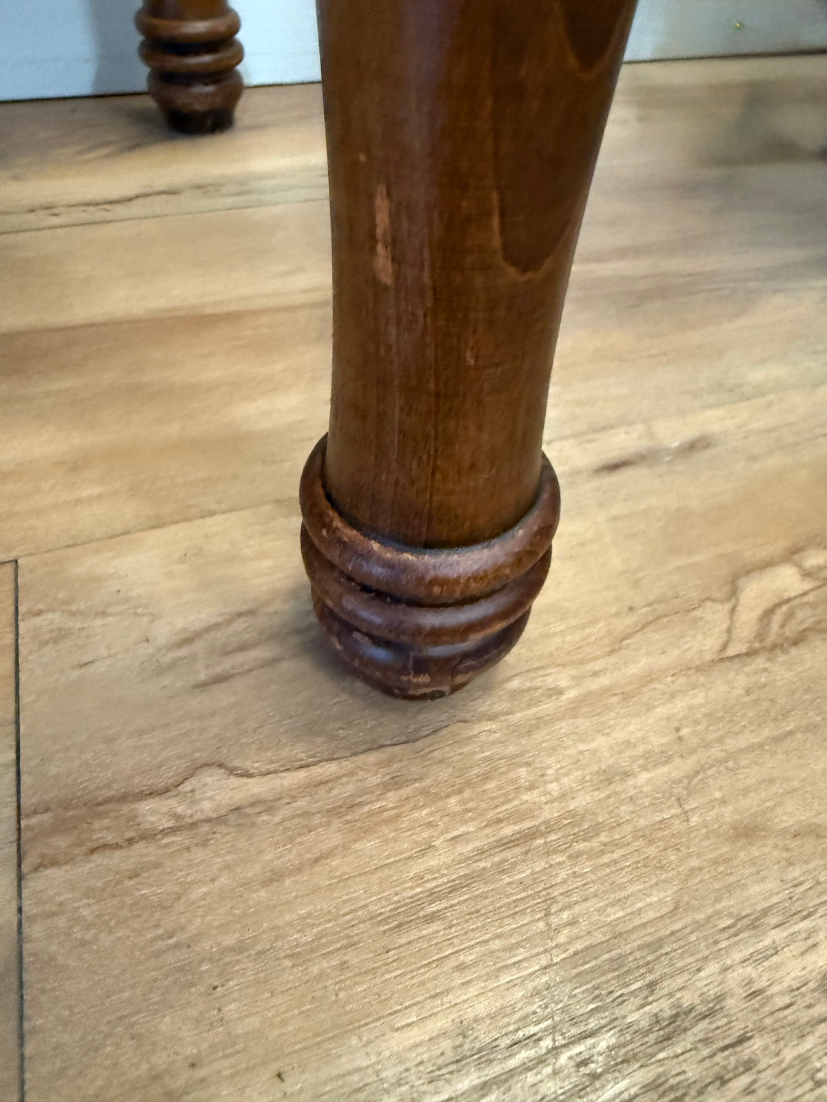 VINTAGE AMERICAN COLONIAL REVIVAL WOODEN CONSOLE TABLE
