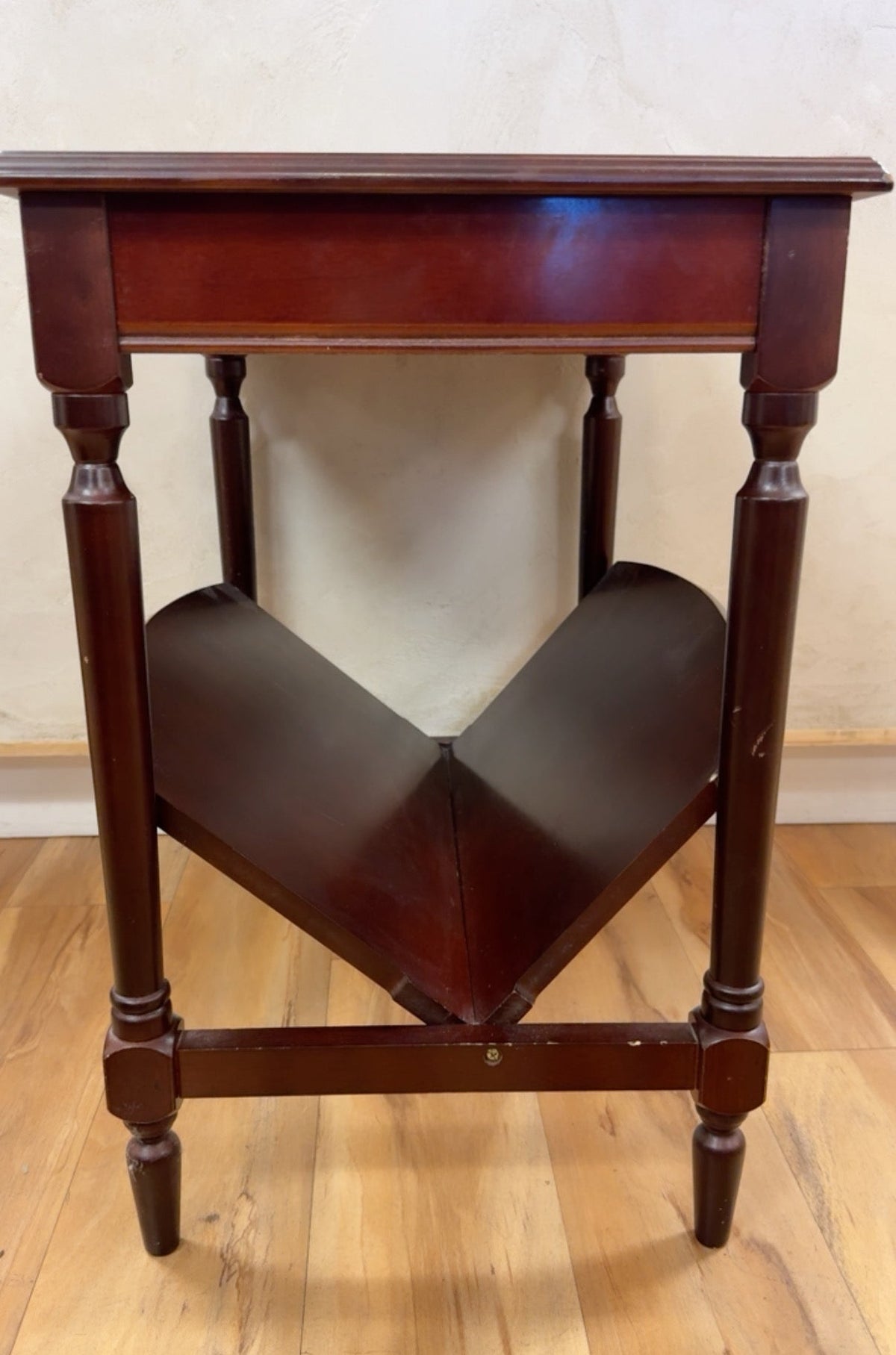 VINTAGE MAHOGANY WOODEN END TABLE WITH MAGAZINE SHELF
