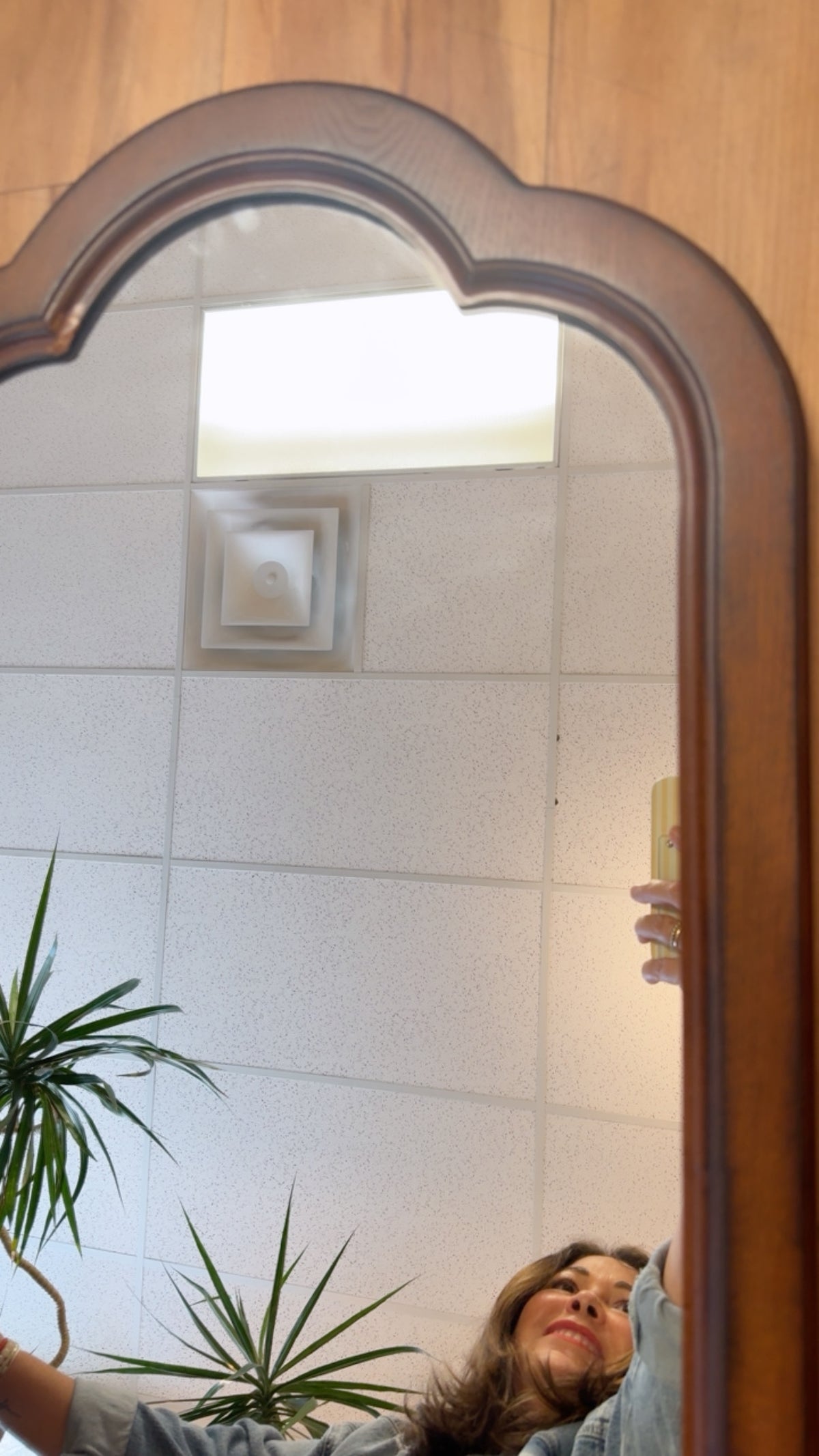 VINTAGE SCALLOPED ARCH WOOD MIRROR