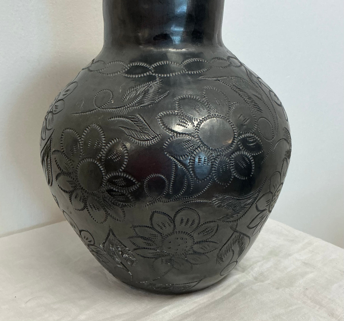 OAXACAN BARRO NEGRO BLACK CLAY VASE WITH RUFFLED RIM & FLORAL DESIGN