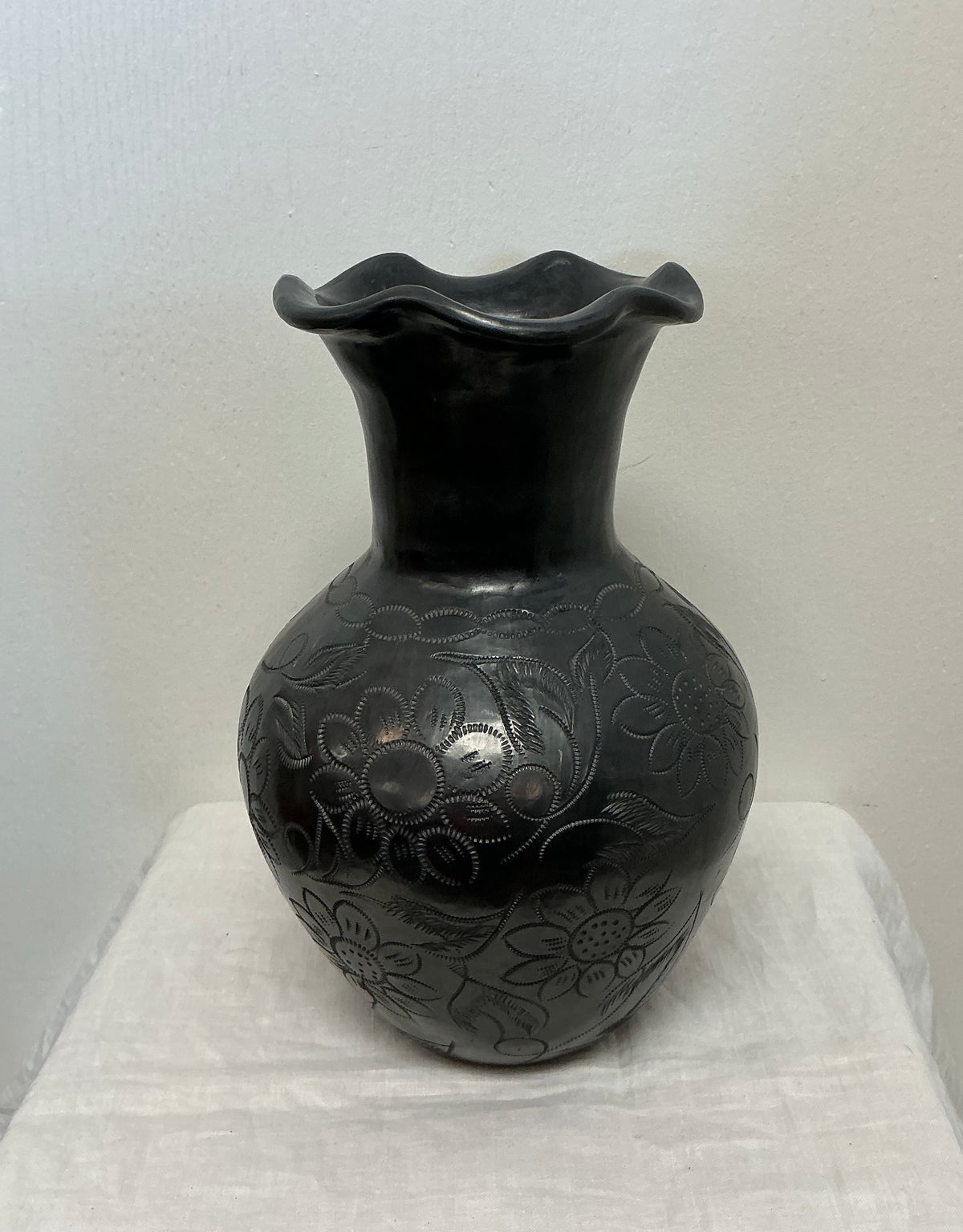 OAXACAN BARRO NEGRO BLACK CLAY VASE WITH RUFFLED RIM & FLORAL DESIGN
