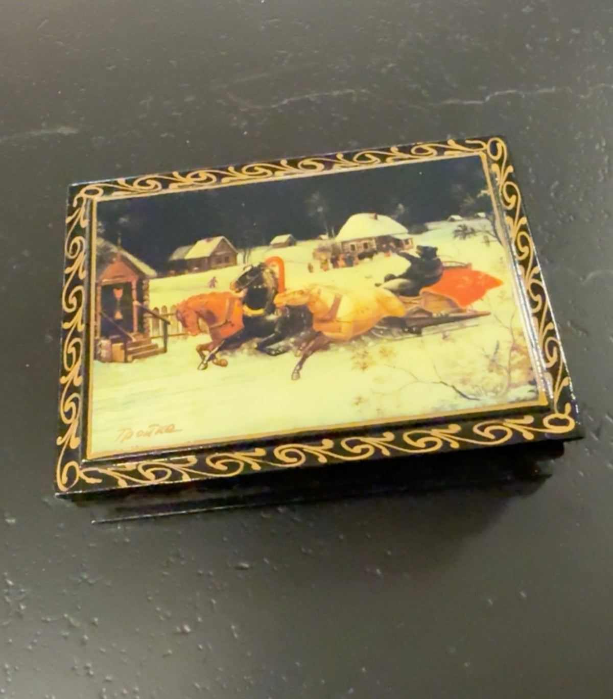 VINTAGE RUSSIAN HANDPAINTED LACQUER JEWELRY BOX