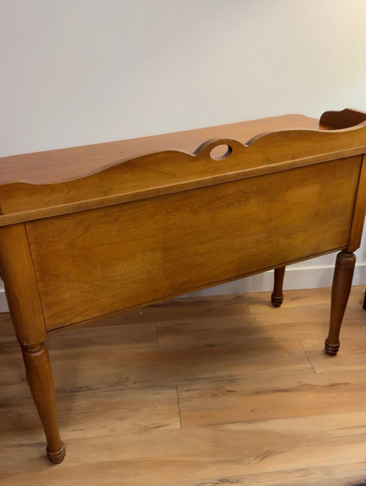 VINTAGE AMERICAN COLONIAL REVIVAL WOODEN CONSOLE TABLE