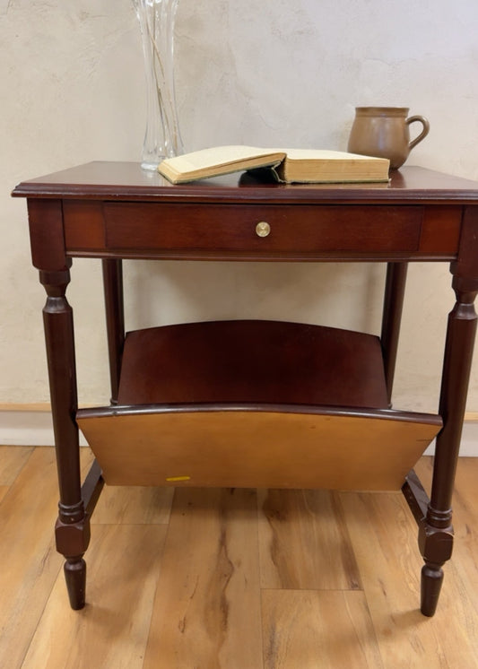 VINTAGE MAHOGANY WOODEN END TABLE WITH MAGAZINE SHELF