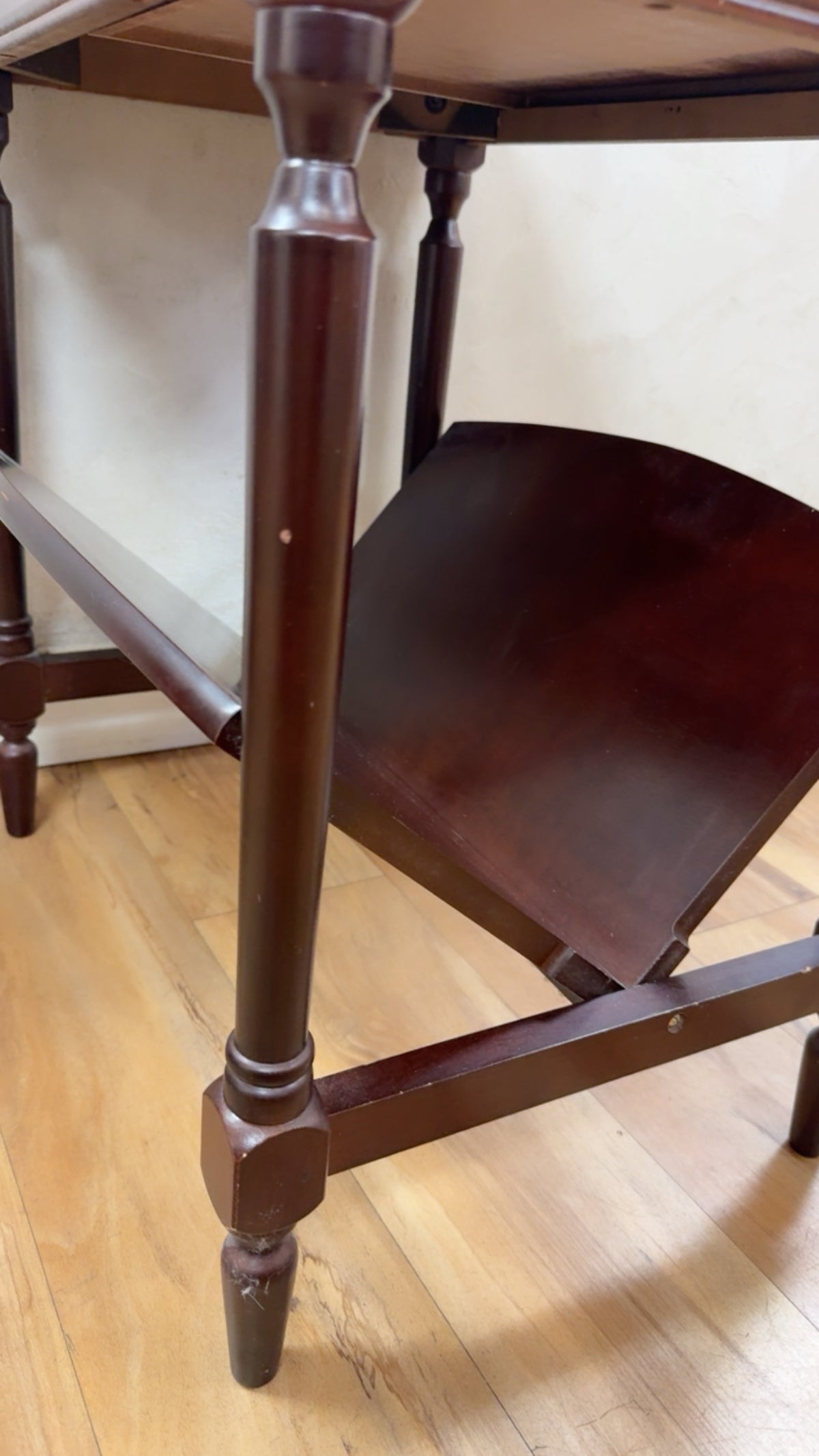 VINTAGE MAHOGANY WOODEN END TABLE WITH MAGAZINE SHELF