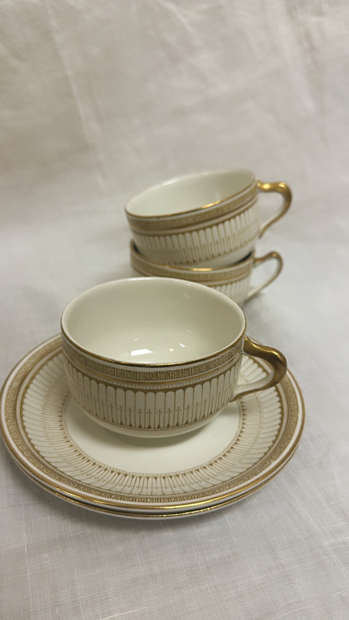 J & G MEAKIN Cups & Saucers