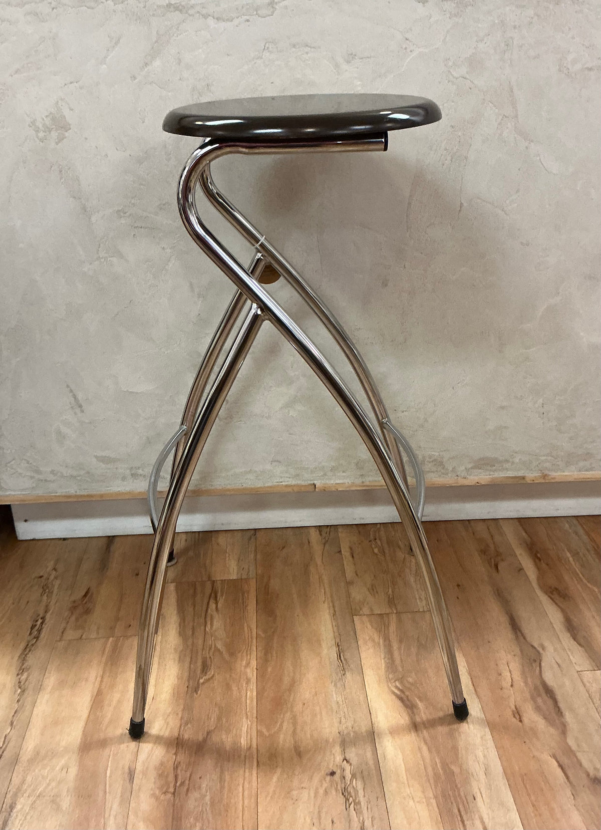 Circa 90s Metal Frame & Brown
Top Architectural
Curved Bar Stools