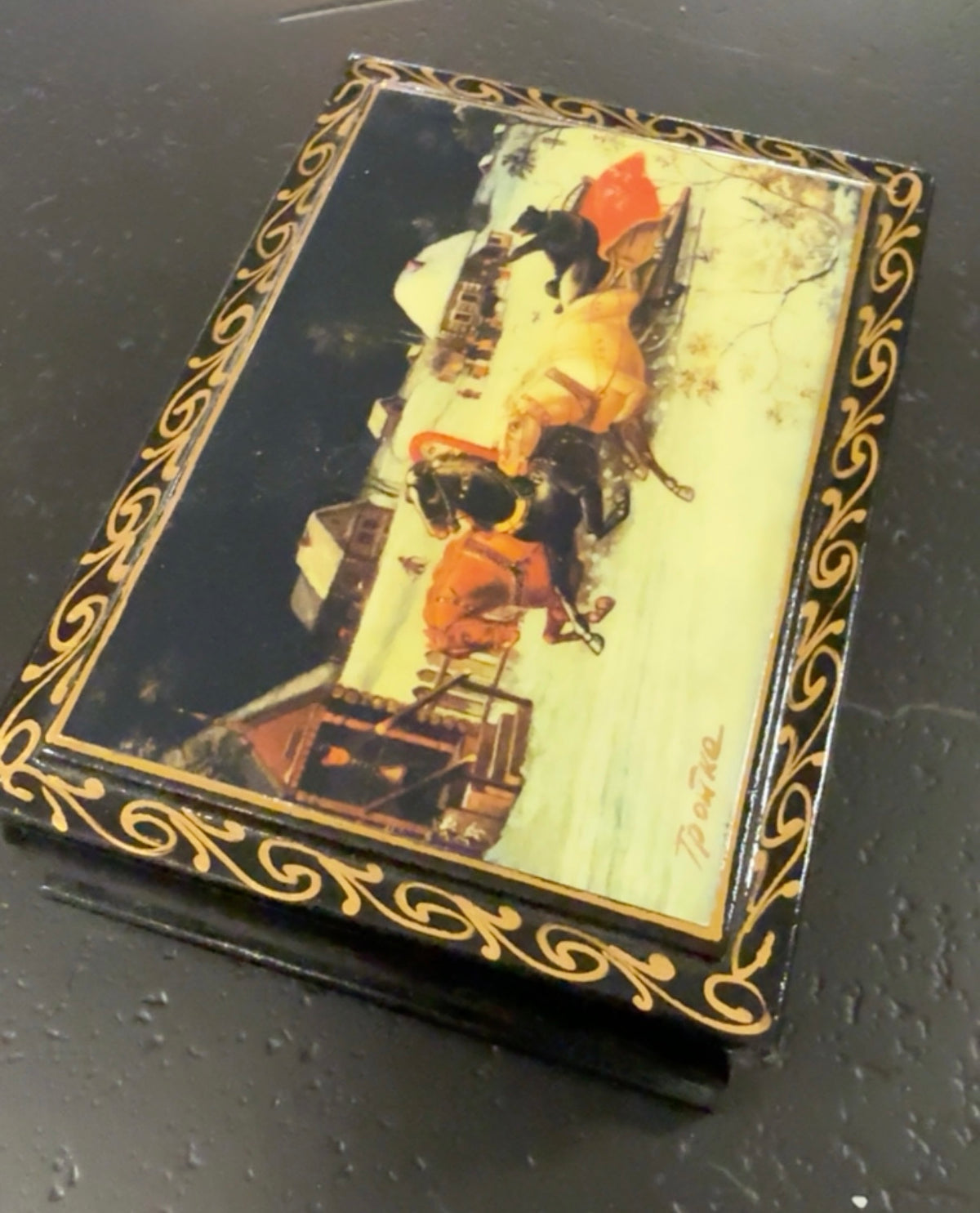 VINTAGE RUSSIAN HANDPAINTED LACQUER JEWELRY BOX