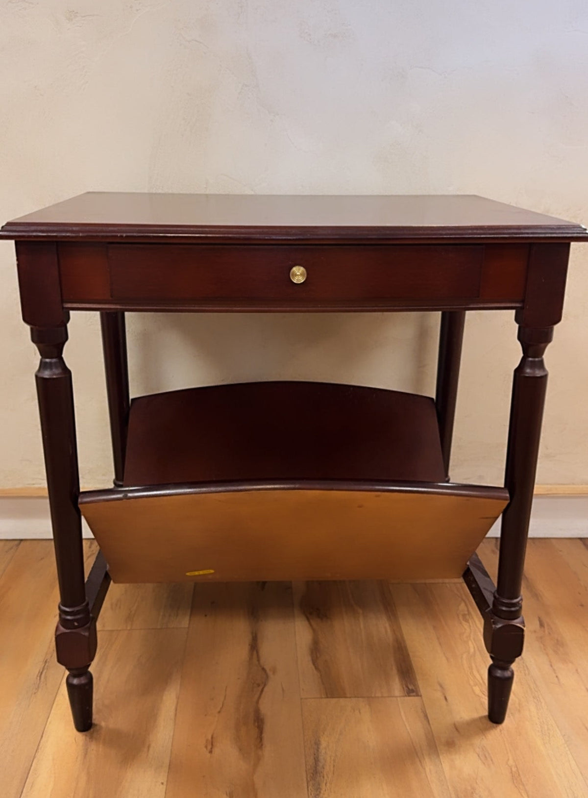 VINTAGE MAHOGANY WOODEN END TABLE WITH MAGAZINE SHELF