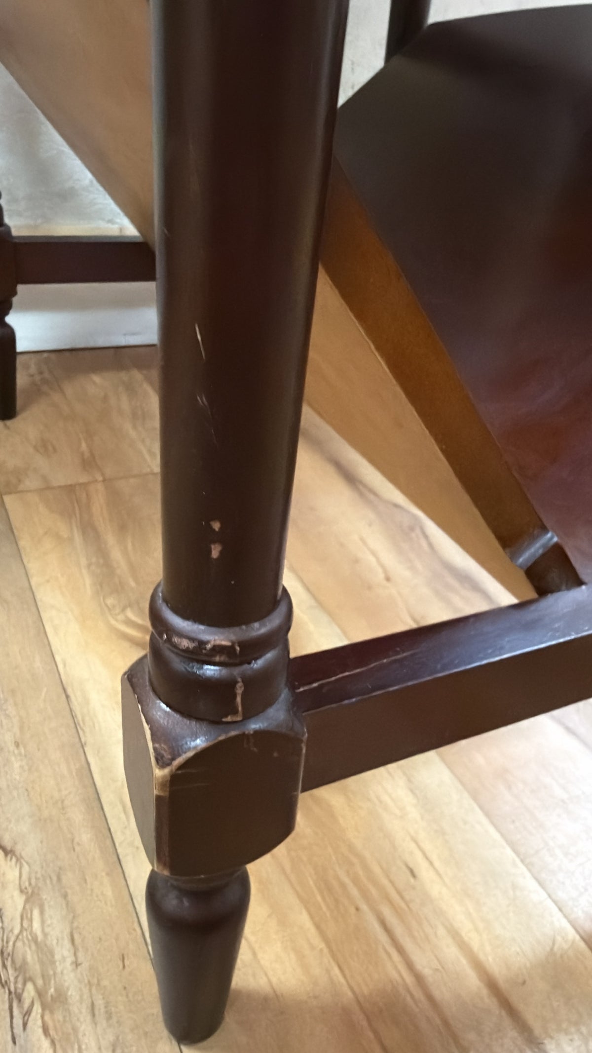 VINTAGE MAHOGANY WOODEN END TABLE WITH MAGAZINE SHELF