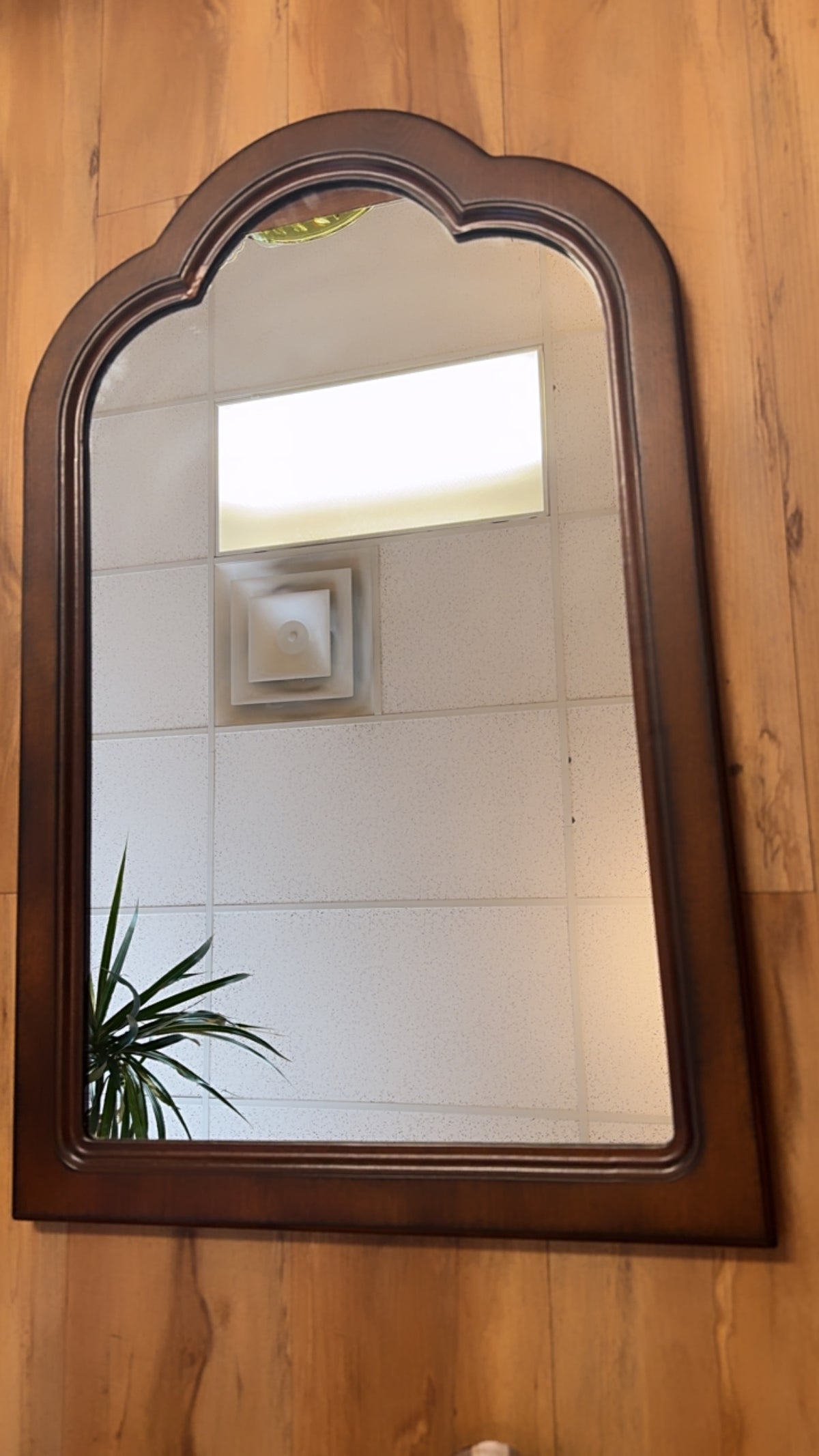 VINTAGE SCALLOPED ARCH WOOD MIRROR