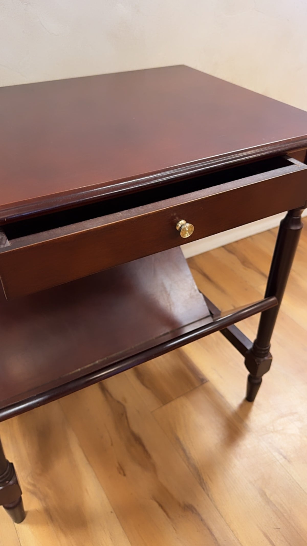 VINTAGE MAHOGANY WOODEN END TABLE WITH MAGAZINE SHELF