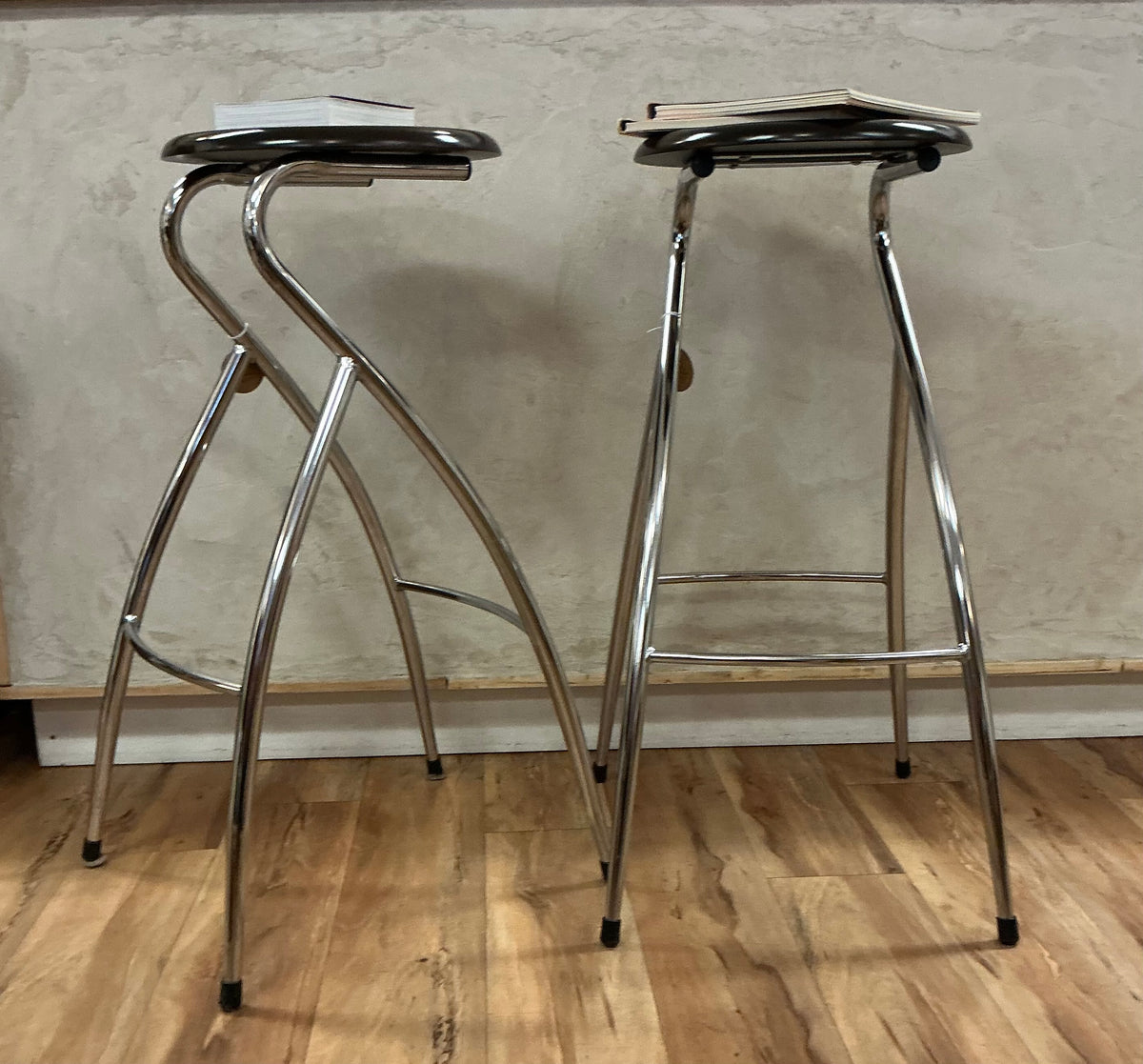 Circa 90s Metal Frame & Brown
Top Architectural
Curved Bar Stools