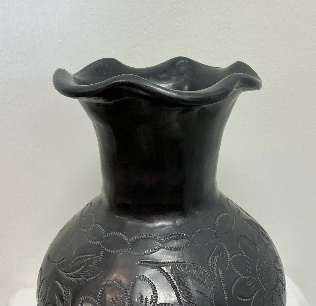 OAXACAN BARRO NEGRO BLACK CLAY VASE WITH RUFFLED RIM & FLORAL DESIGN