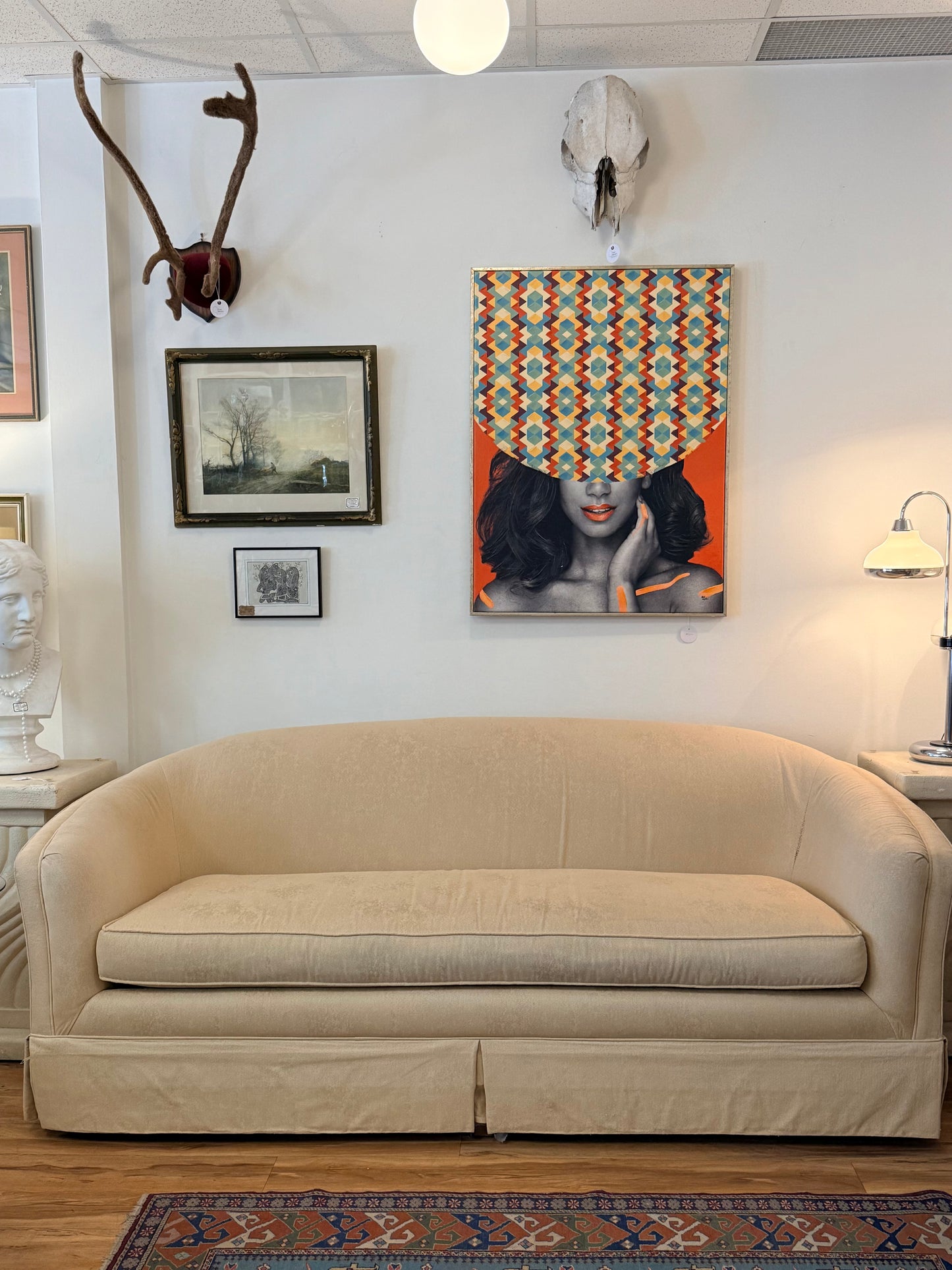 Vintage Cream Curved Slipper Sofa