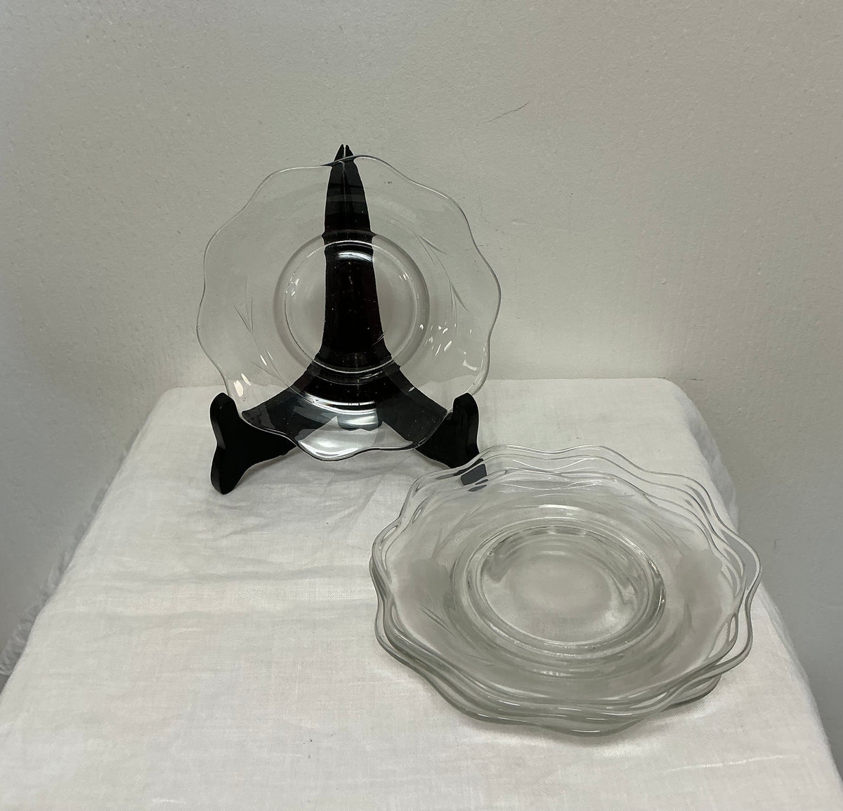 CANTERBURY CLEAR GLASS SCALLOPED-EDGE PLATES