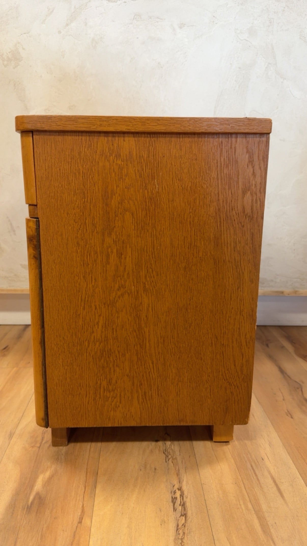 Mid-Century Modern Art Deco-Style Maple Wood Nightstands – Set of 2