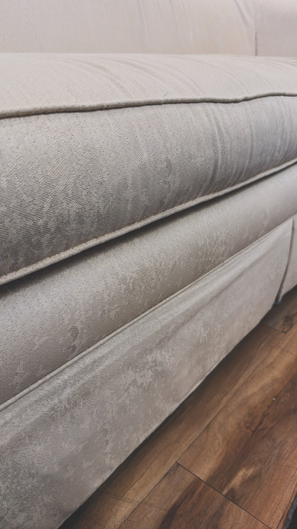 Vintage Cream Curved Slipper Sofa