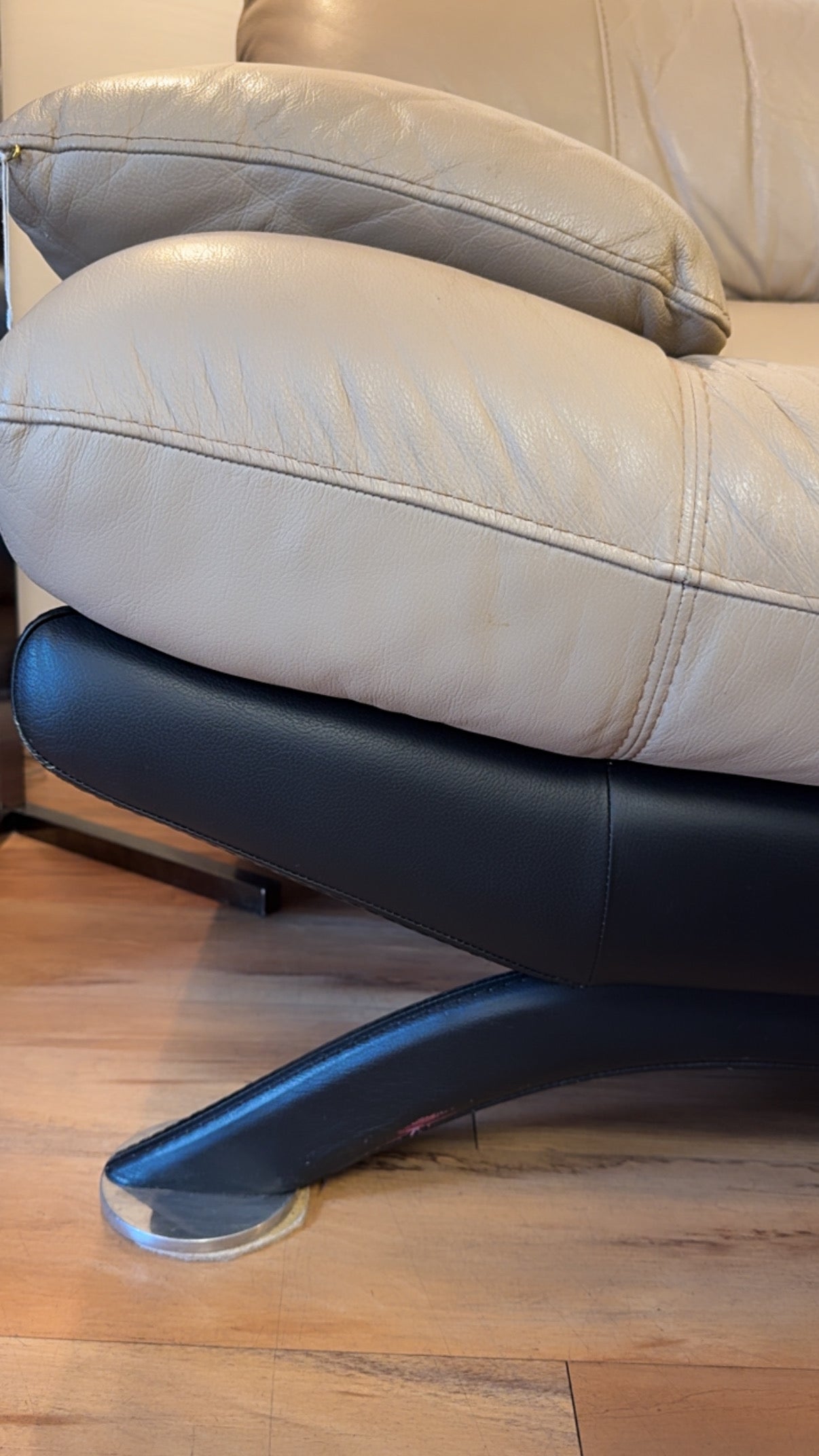 Nicoletti Leather Loveseat