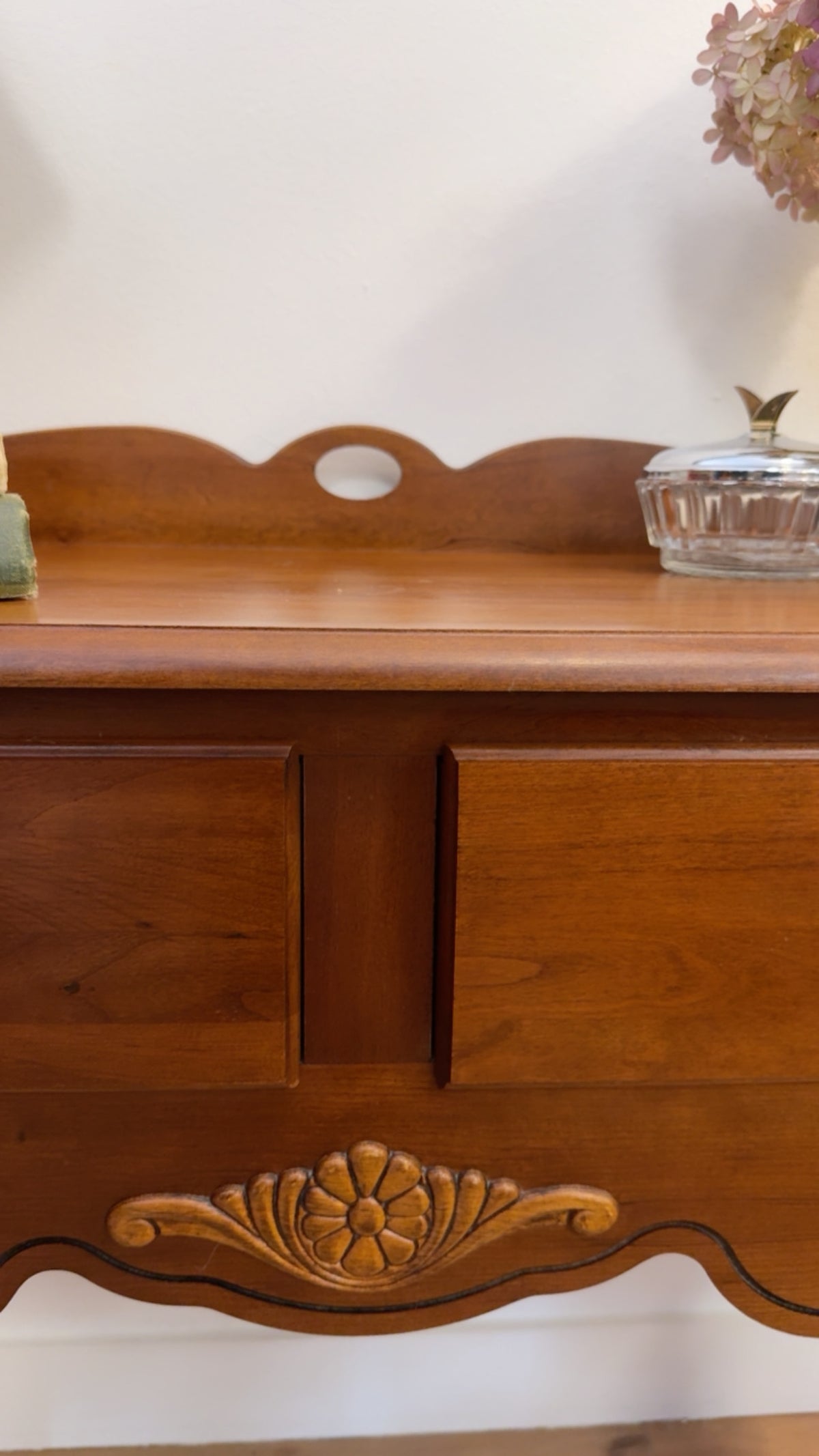 VINTAGE AMERICAN COLONIAL REVIVAL WOODEN CONSOLE TABLE