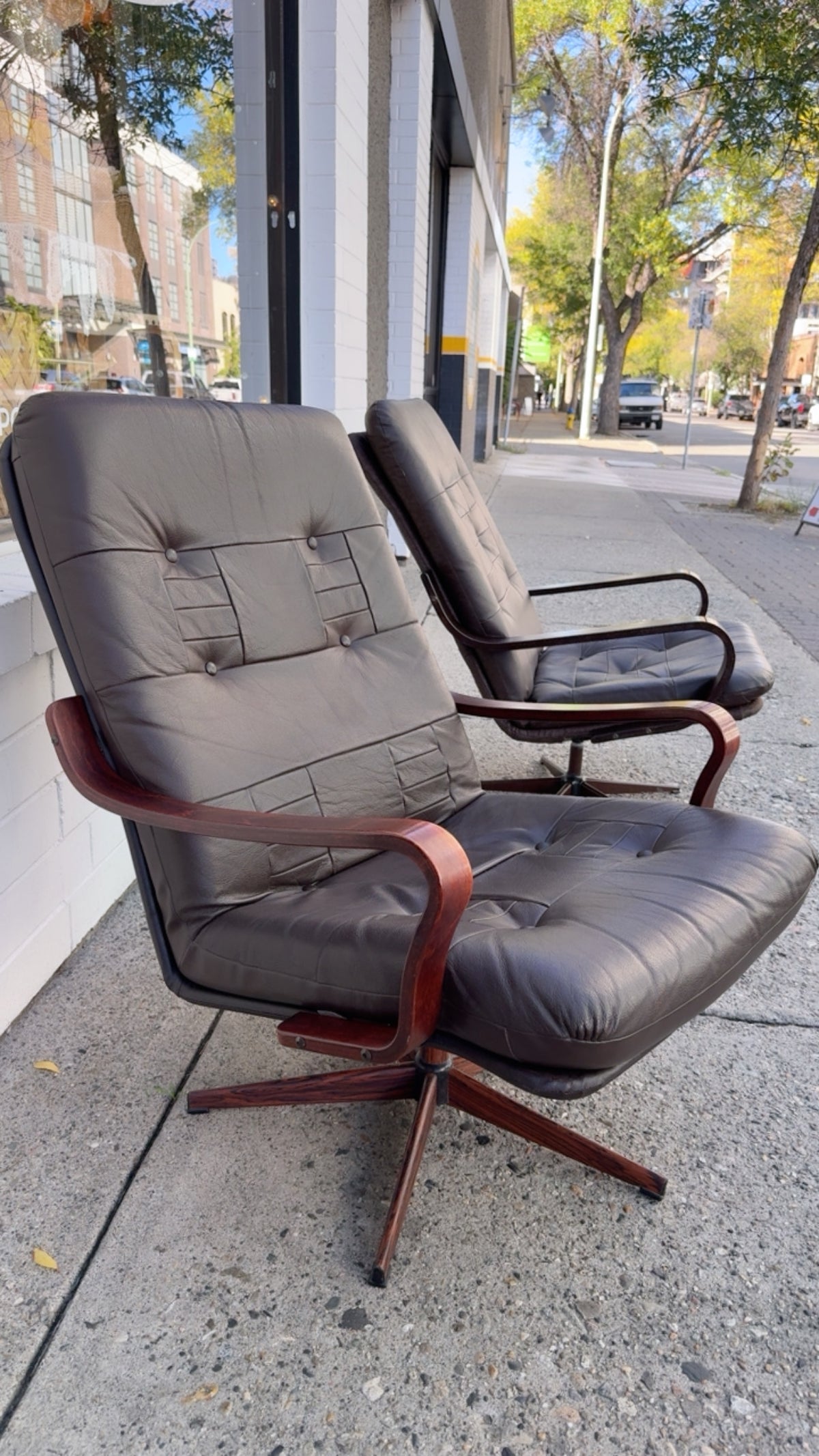 MID-CENTURY MODERN PATCHWORK DANISH BROWN SWIVEL CHAIR