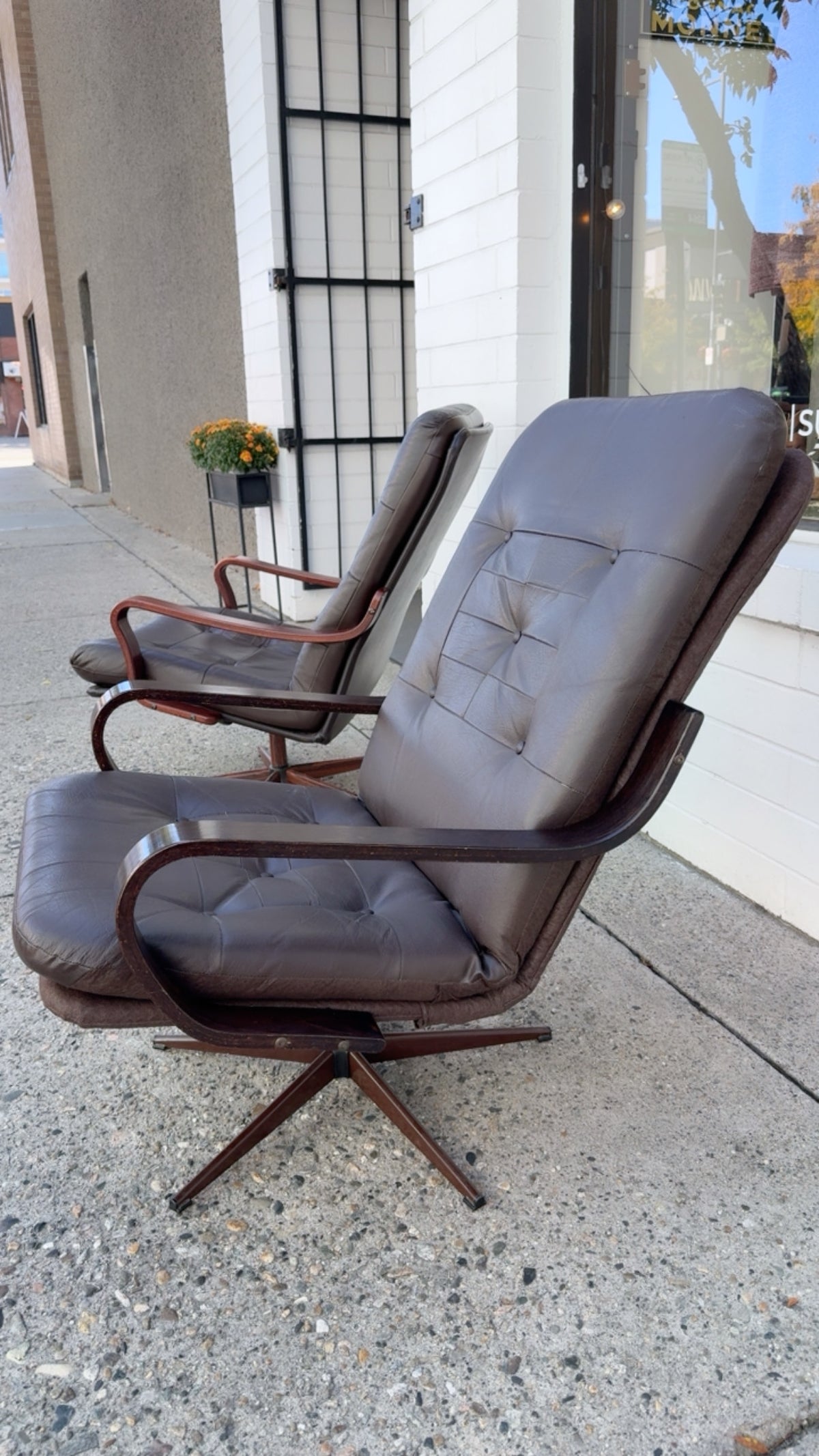 MID-CENTURY MODERN PATCHWORK DANISH BROWN SWIVEL CHAIR