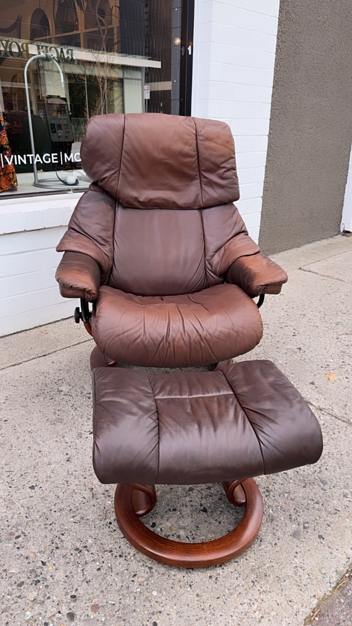 EKORNES STRESSLESS BROWN LEATHER SWIVEL RECLINER CHAIR & OTTOMAN