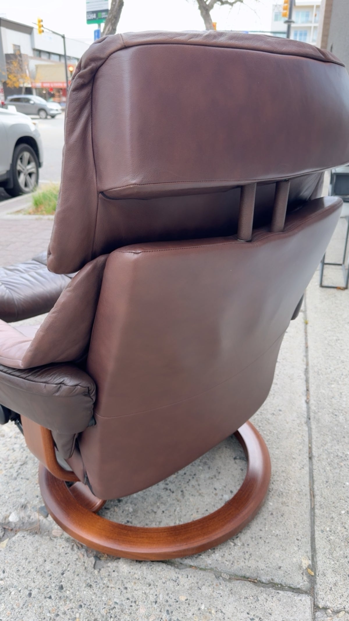 EKORNES STRESSLESS BROWN LEATHER SWIVEL RECLINER CHAIR & OTTOMAN