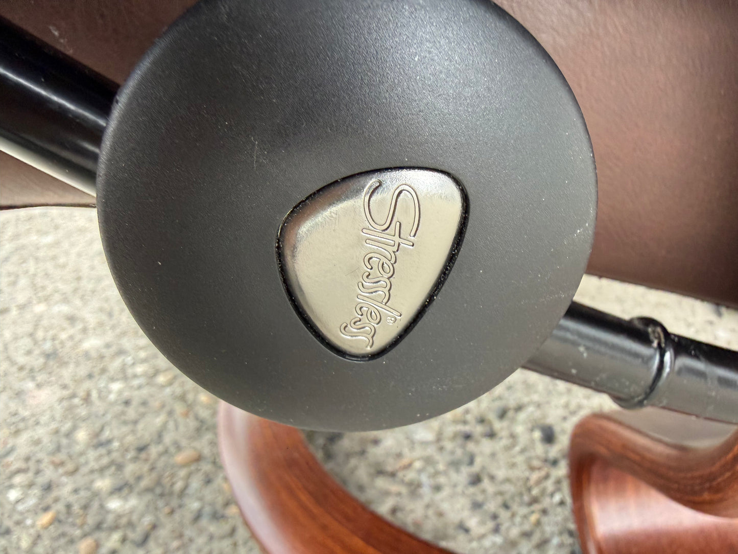 EKORNES STRESSLESS BROWN LEATHER SWIVEL RECLINER CHAIR & OTTOMAN