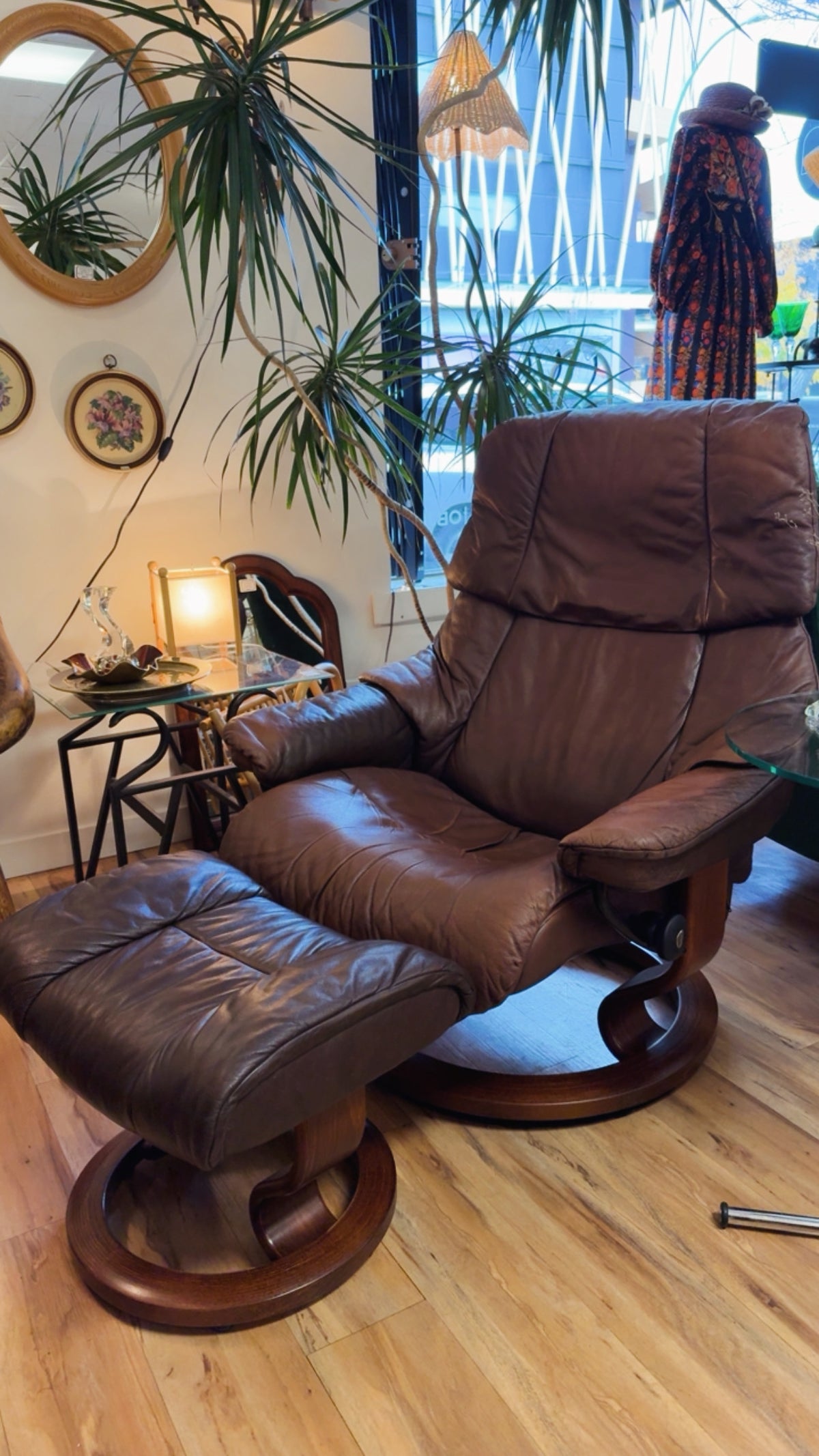 EKORNES STRESSLESS BROWN LEATHER SWIVEL RECLINER CHAIR & OTTOMAN