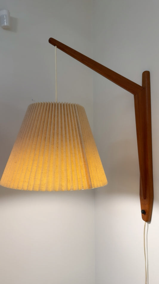 MID-CENTURY DANISH TEAK WALL LAMP WITH PLEATED SHADE