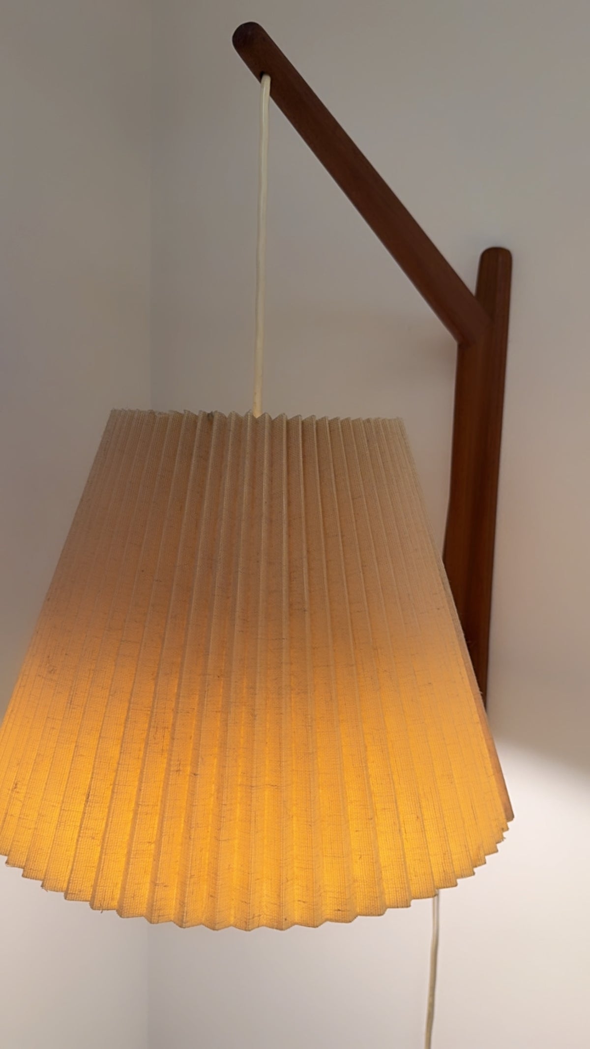 MID-CENTURY DANISH TEAK WALL LAMP WITH PLEATED SHADE