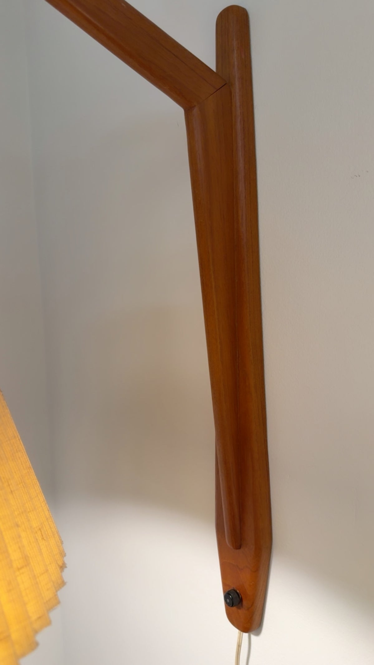 MID-CENTURY DANISH TEAK WALL LAMP WITH PLEATED SHADE